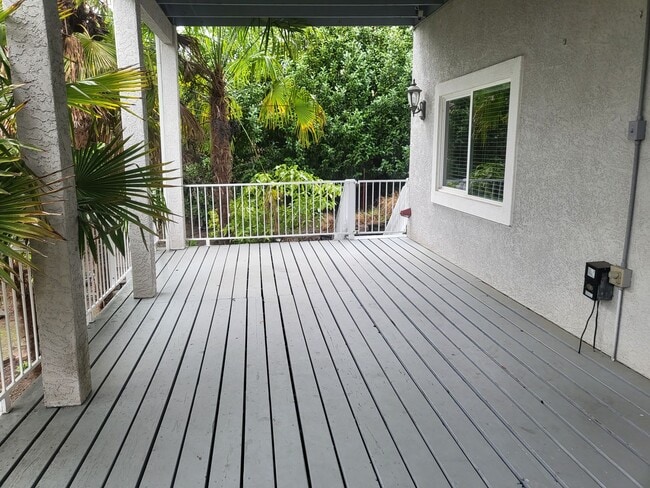 Building Photo - 5 bed 3 bath