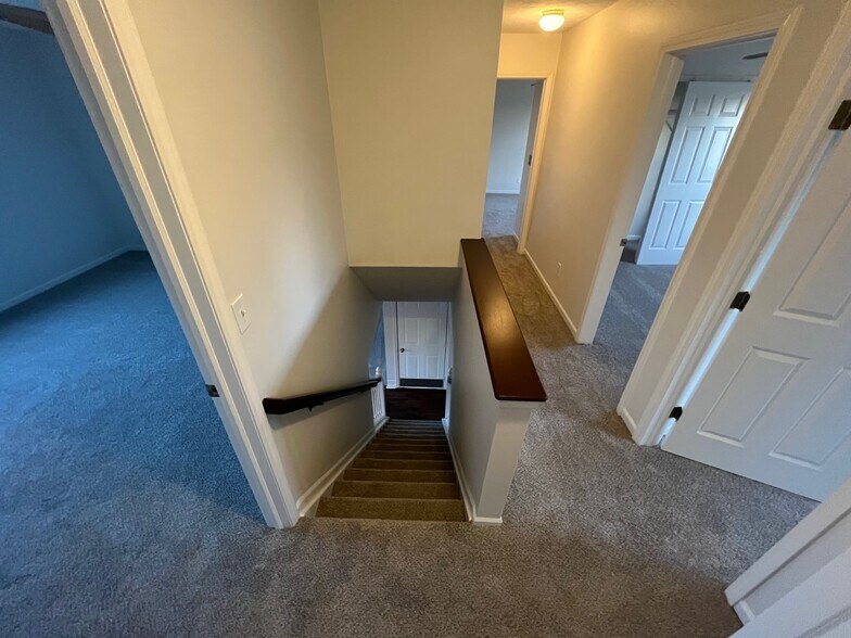 Building Photo - 1074 Lakegrove Court