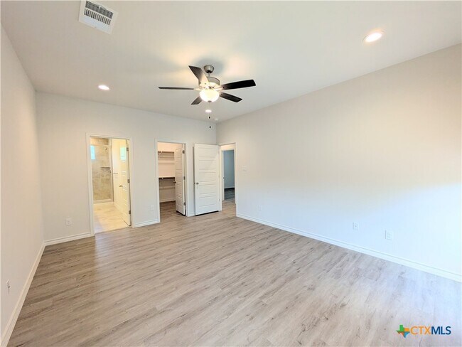 Building Photo - 360 Caveside Dr