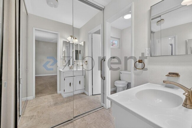 Building Photo - 13333 Rollin Glen Rd