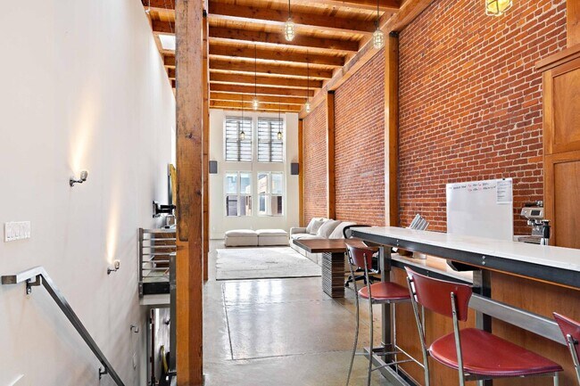 Building Photo - 657 3rd St