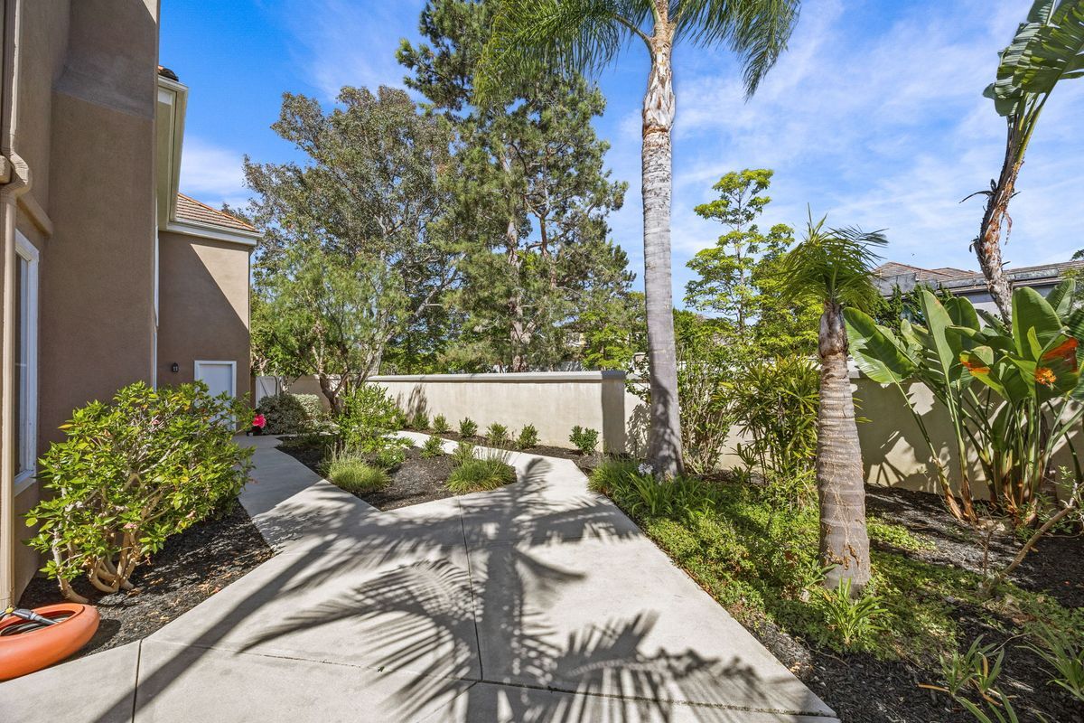 Building Photo - 12 Calais