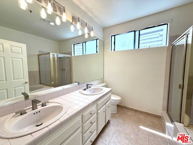 Building Photo - 9836 Vidor Dr