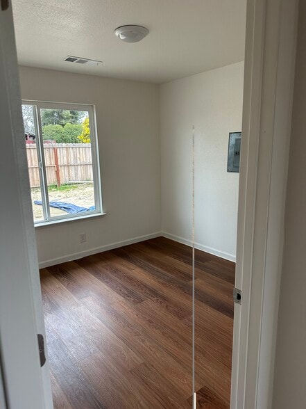 Building Photo - 1907 W 4th St