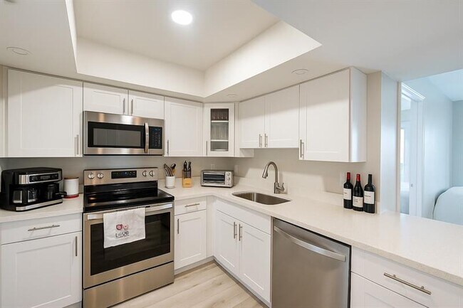 Building Photo - 4013 N Ocean Dr