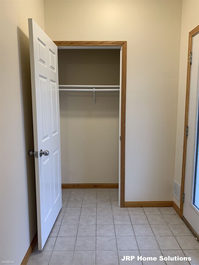 Building Photo - 2 br, 1 bath Apartment - 6400 Gillis Dr Ste A