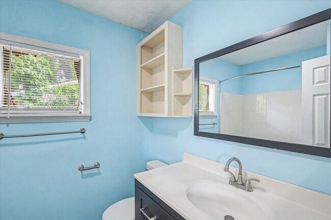 Building Photo - 2 bedroom minutes from SCAD