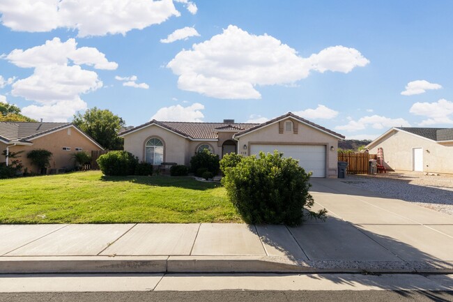 Building Photo - Cute 3 Bedroom 2 Bathroom Home