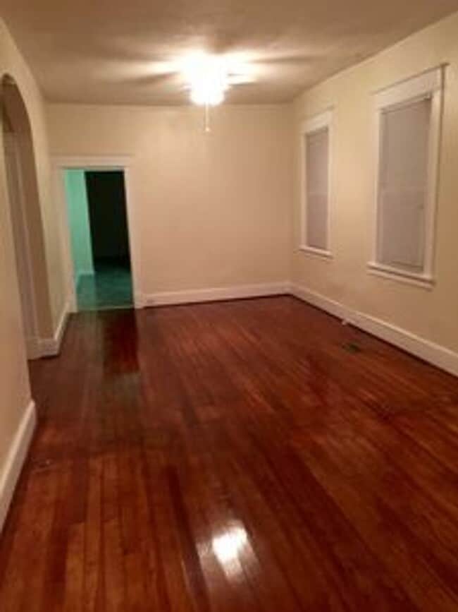 Building Photo - 3 bed 2 bath house. Laundry, all electric,...