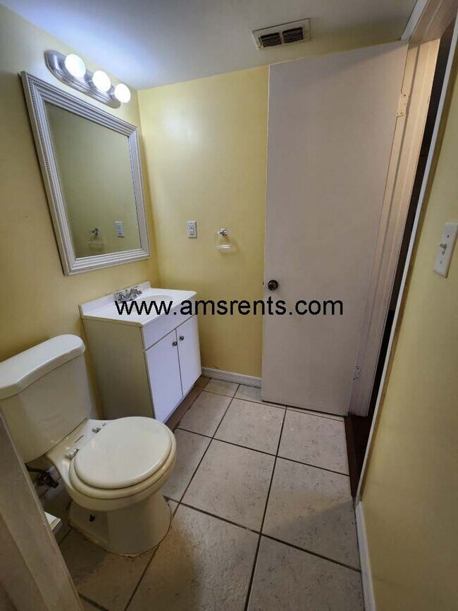 Building Photo - 1406 Holden Ave