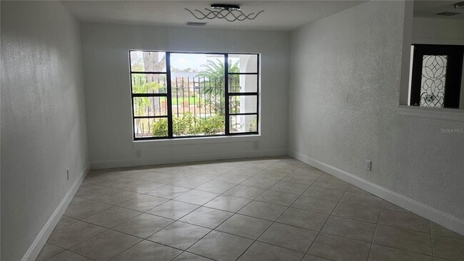 Building Photo - 2001 Country Club Ct