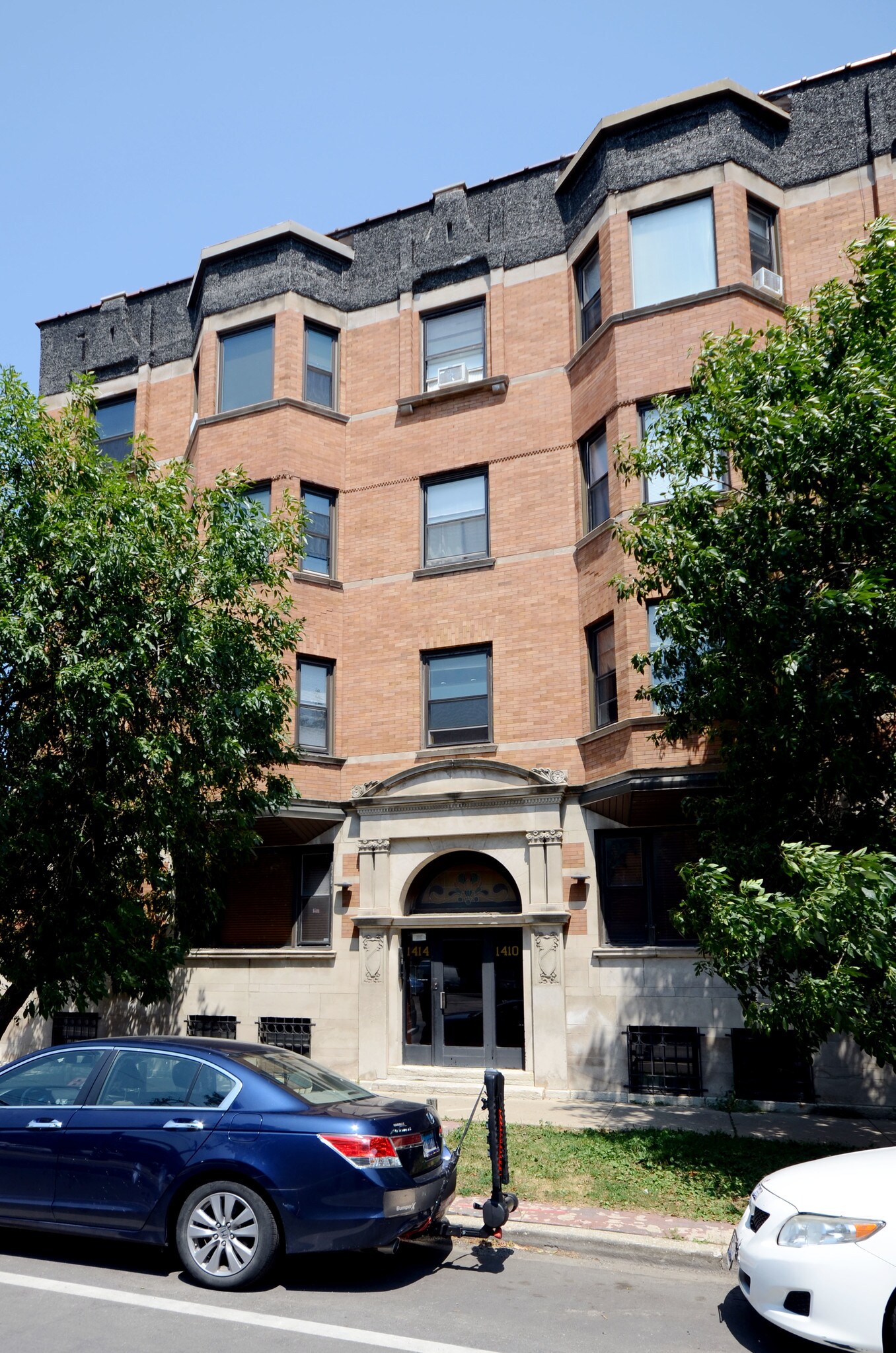 EXTERIOR FRONT - 1414 W Wilson Ave