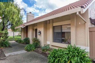 Building Photo - Walnut Creek Beautiful 2 bedroom 2 bath townhome excellent location!
