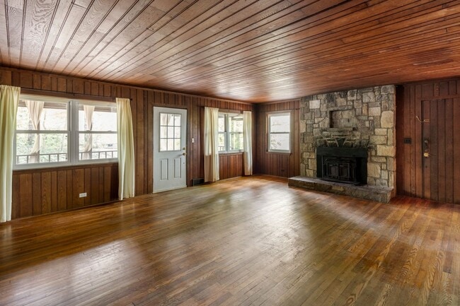 Building Photo - Royal Pines Cottage