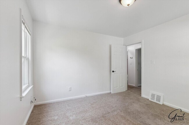 Building Photo - 3 Bedroom - 1 Bath- $1,150.00