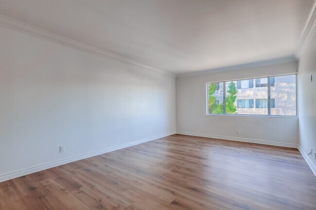 Building Photo - 435 N Oakhurst Dr