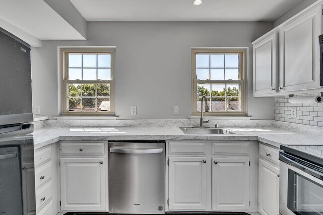 Building Photo - 2 Bedroom with Loft in Old Town North