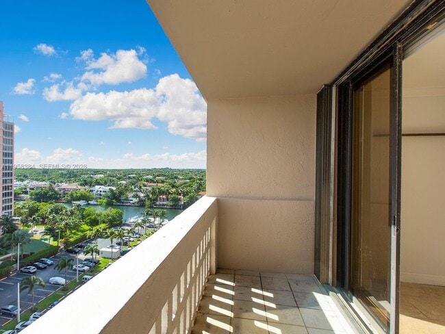 Building Photo - 90 Edgewater Dr