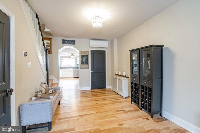 Building Photo - 225 W 6th Ave