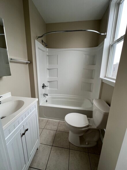 Building Photo - 10 S Eckar St