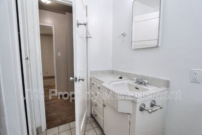 Building Photo - 3109-3111 Hampshire Drive