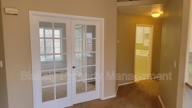 Building Photo - 917 W Greenhead St