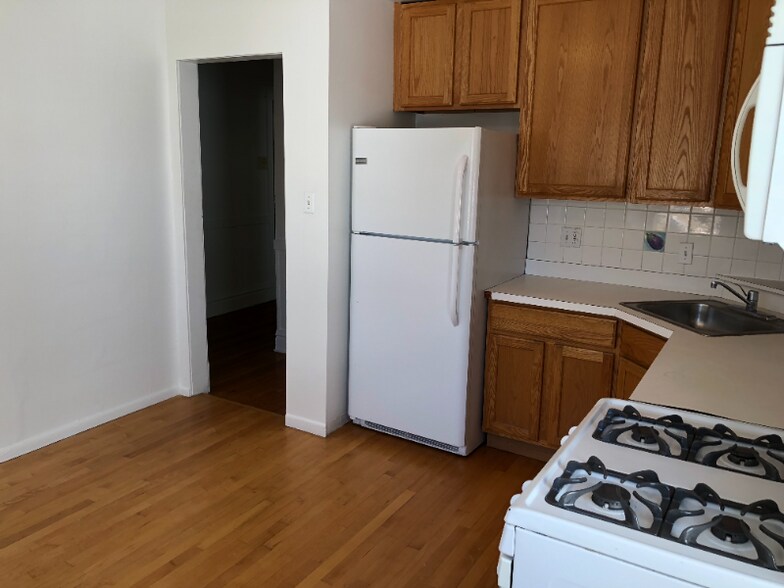 Building Photo - 1210 W Nelson St