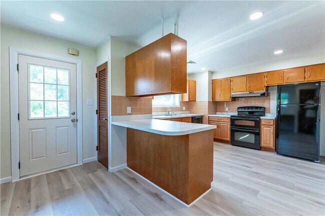 Building Photo - 6350 Robin Ln