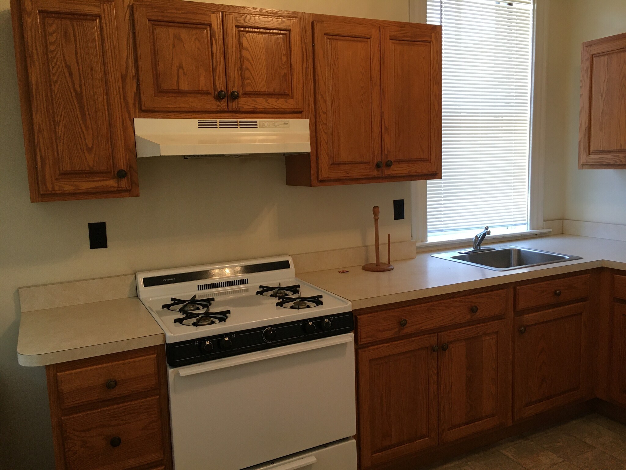 Kitchen E view - 3913 Flad Ave