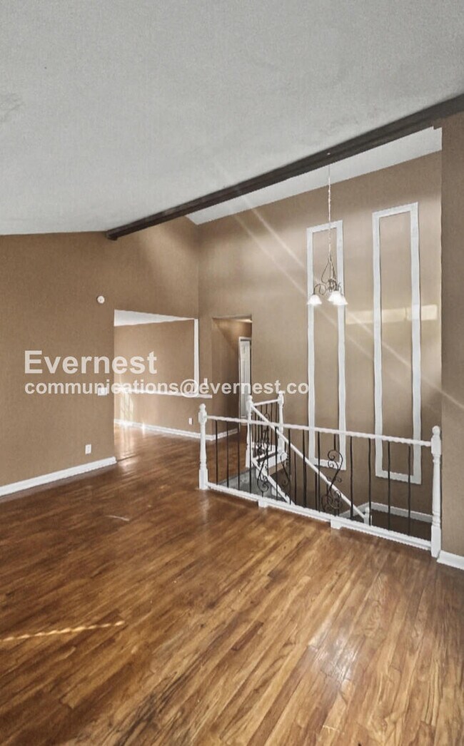 Building Photo - 3 Bed/2 Bath Home with Garage / Pet-Friendly / Vouchers Accepted / Available Now!