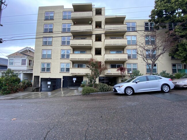 Building Photo - 1 Bed 1 Bath Condo Newly Remodeled W/ Park...