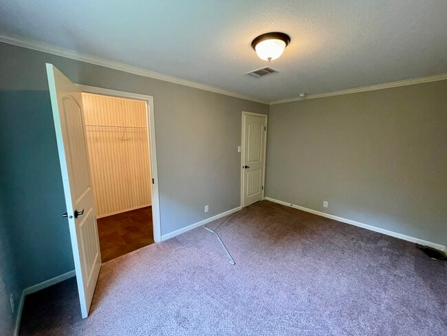Building Photo - 529 NE 851st Rd
