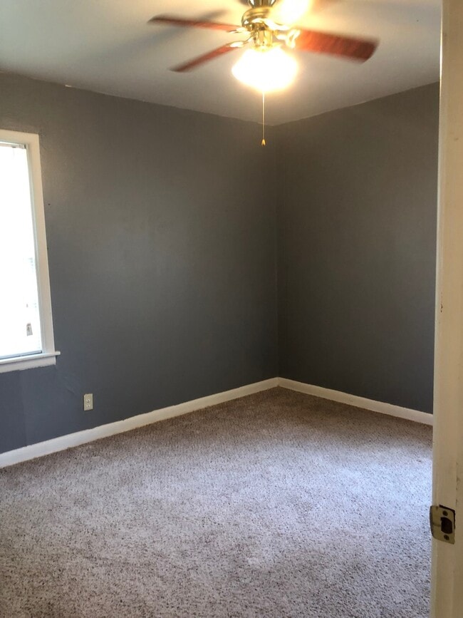 Building Photo - Located in Avondale!!! 3/1 Large Fenced Ba...