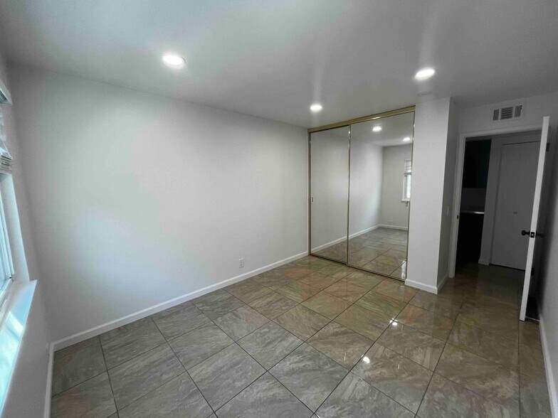 Building Photo - 2454 W Bayshore Rd
