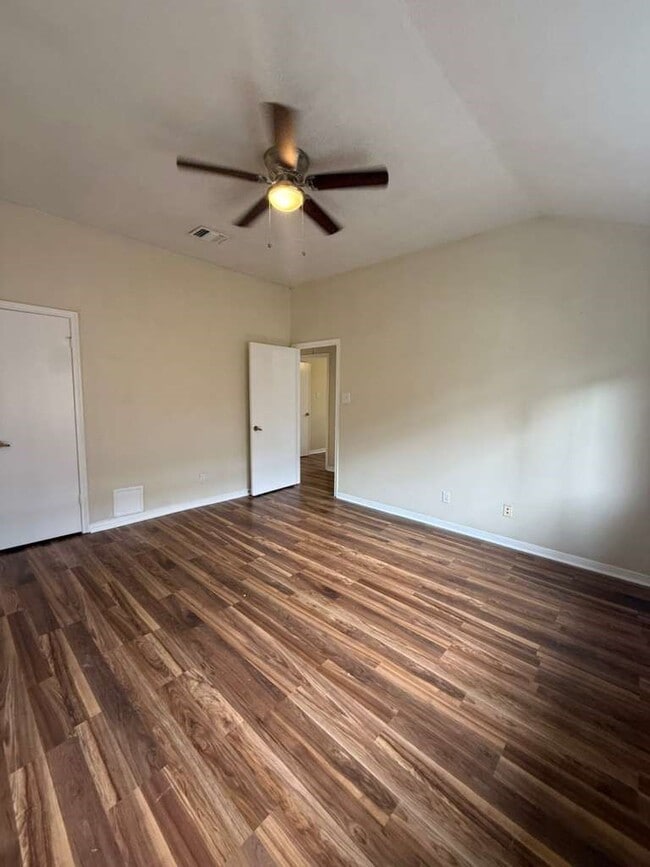 Building Photo - 10550 Walnut Glen Dr