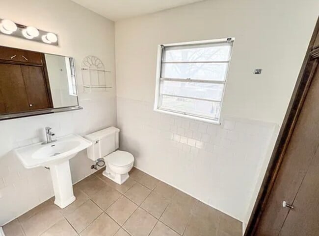 Building Photo - 143 Ramblewood Rd