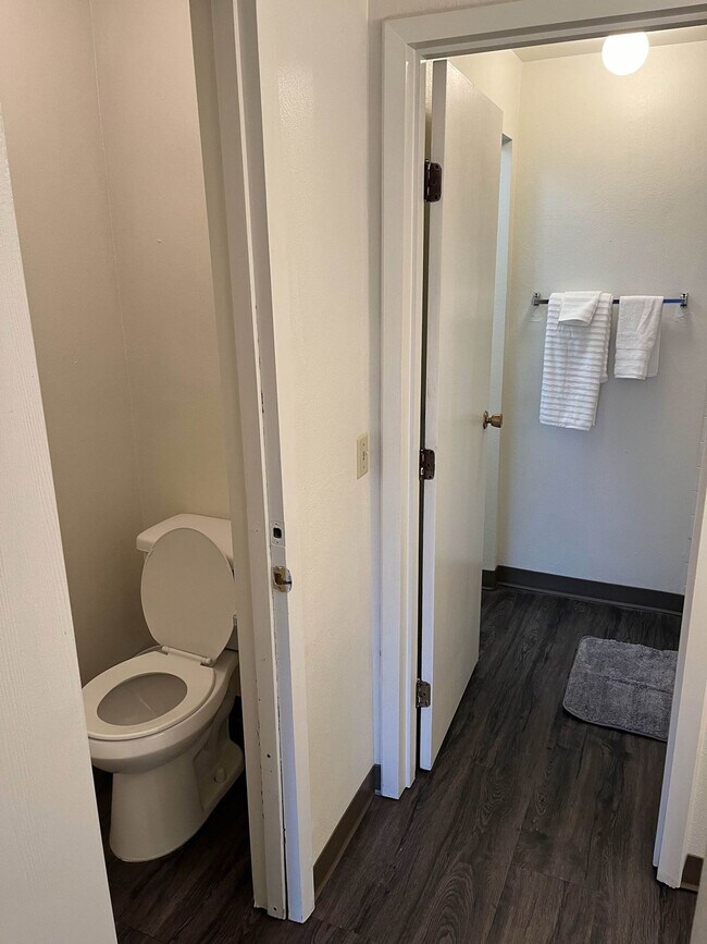 Building Photo - 1555 NE Merman Dr