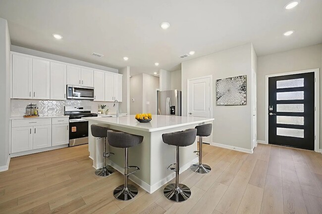 Building Photo - 524 Clover Crk Dr