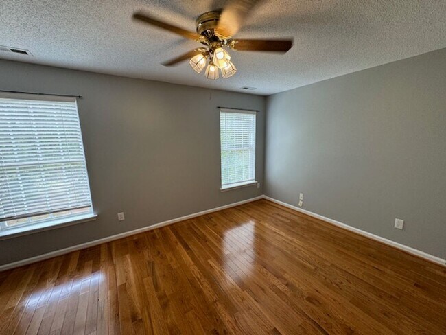Building Photo - Pre-lease now for August!