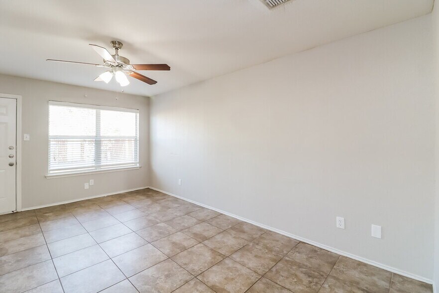 Building Photo - 10628 Wild Oak Dr