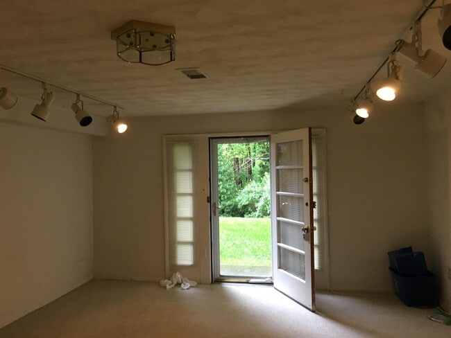 Building Photo - 5319 Pooks Hill Rd
