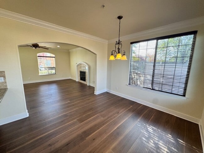 Building Photo - Upscale Modern 4 Bed | 2.5 Bath – Yard Mai...