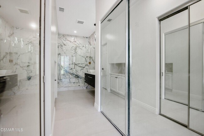 Building Photo - 4791 Parma Dr