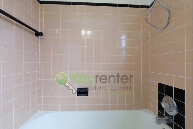 Building Photo - Spacious 1-Bedroom Apartment with Bonus Li...