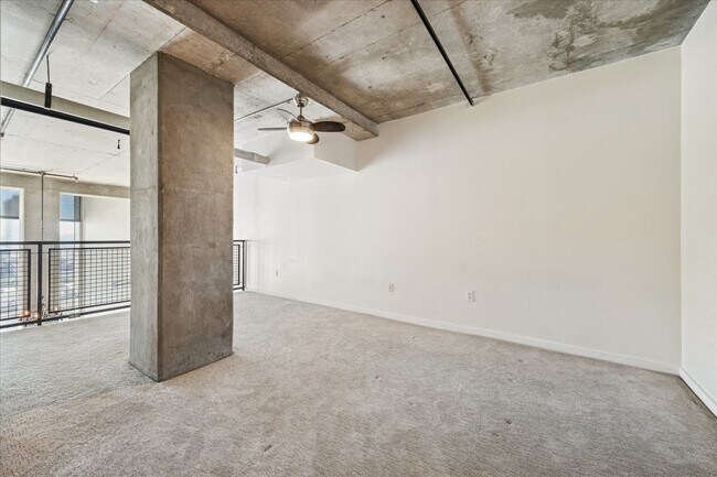 Building Photo - 2000 Bagby St