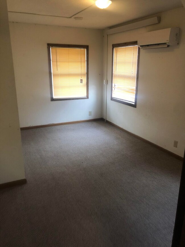 Building Photo - Large 4 Bedroom 2 bath