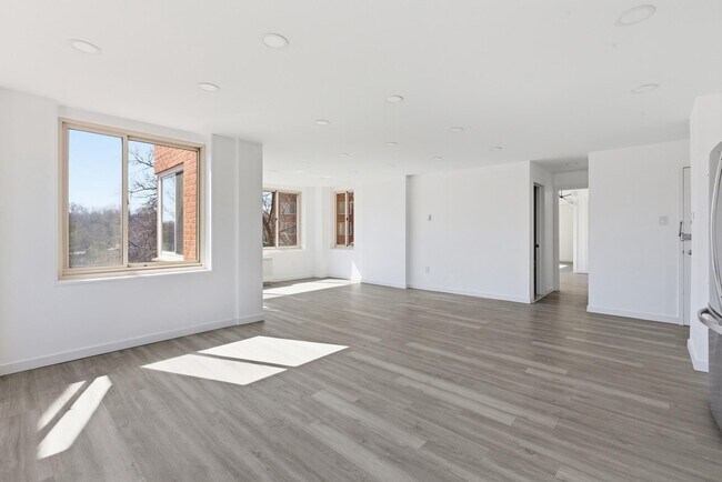 Building Photo - 4000 Tunlaw Rd NW