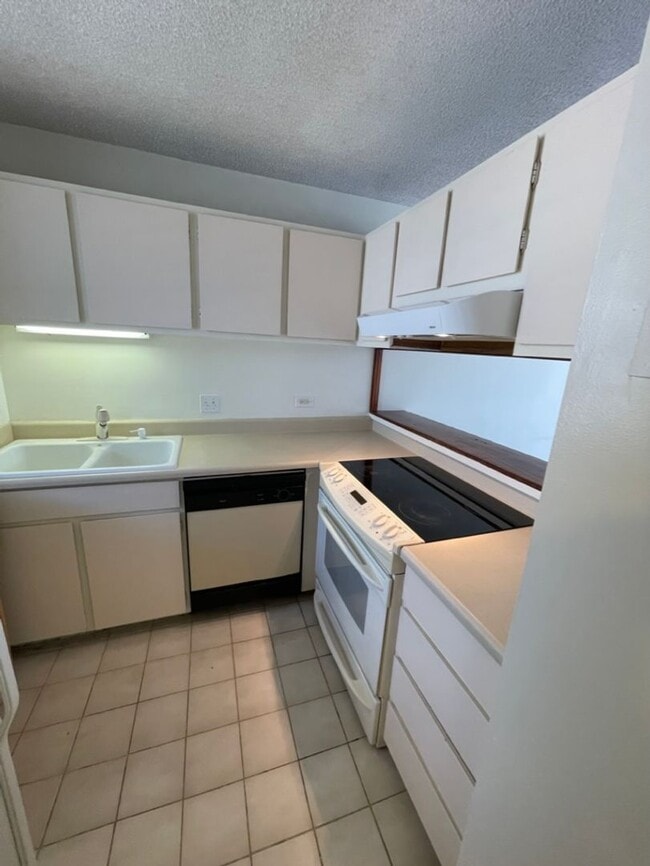 Building Photo - Summer Palace- 20th Floor- 1 bed 1 bath 1 ...