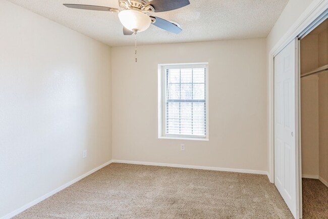 Building Photo - Conveniently located 3 Bedroom, 2 bath nea...