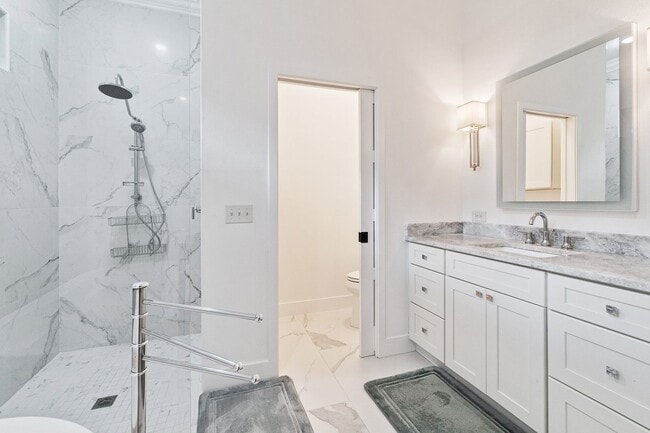 Building Photo - Beautiful 3/3 Pool Home in Gated Community W/ Lake Access